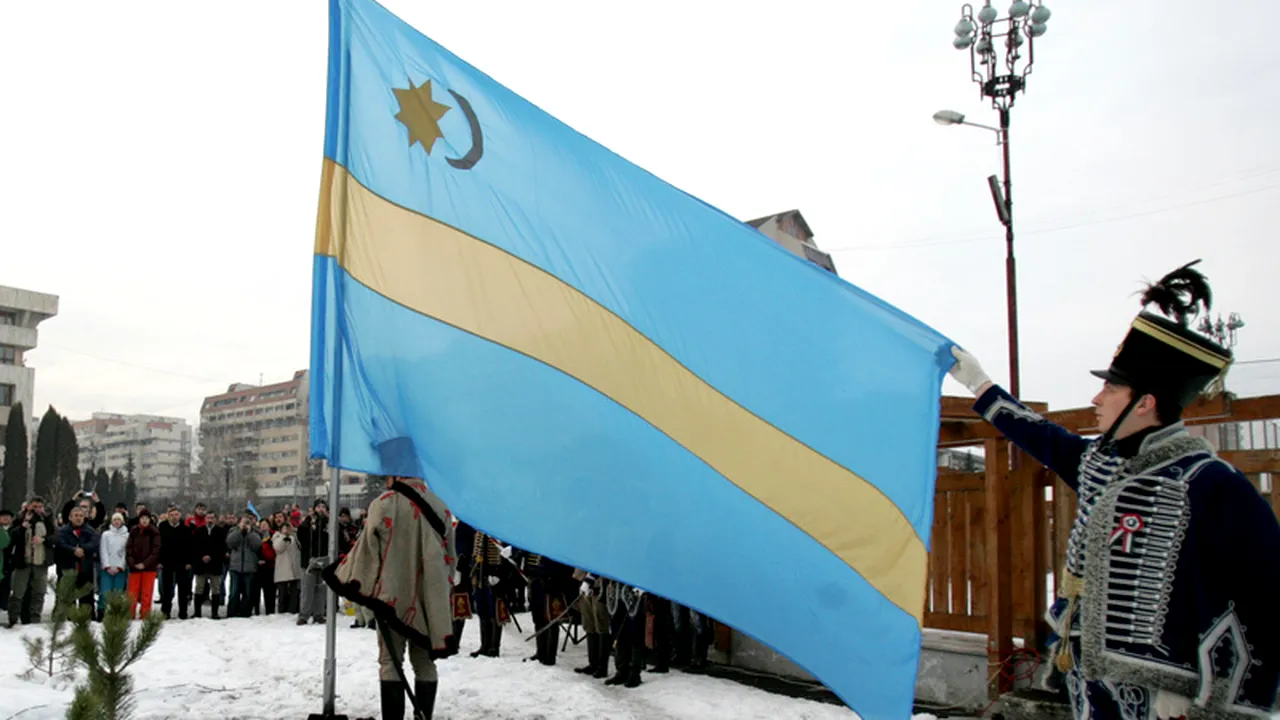 Drapel secuiesc de mari dimensiuni, arborat în centrul orașului Baraolt