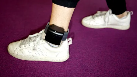 Răzbunarea unui ieșean i s-a întors înapoi cu „BRĂȚARĂ” la picior după ce și-a hărțuit fosta iubită. A ajuns să pună poze indecente cu femeia pe scară