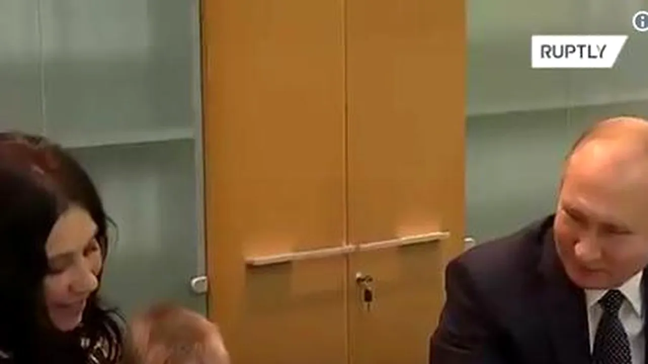 Vladimir Putin a hrănit un bebeluș cu brioșă. Imagini virale cu liderul de la Kremlin: „Ia o îmbucătură, așa, ce băiat bun!