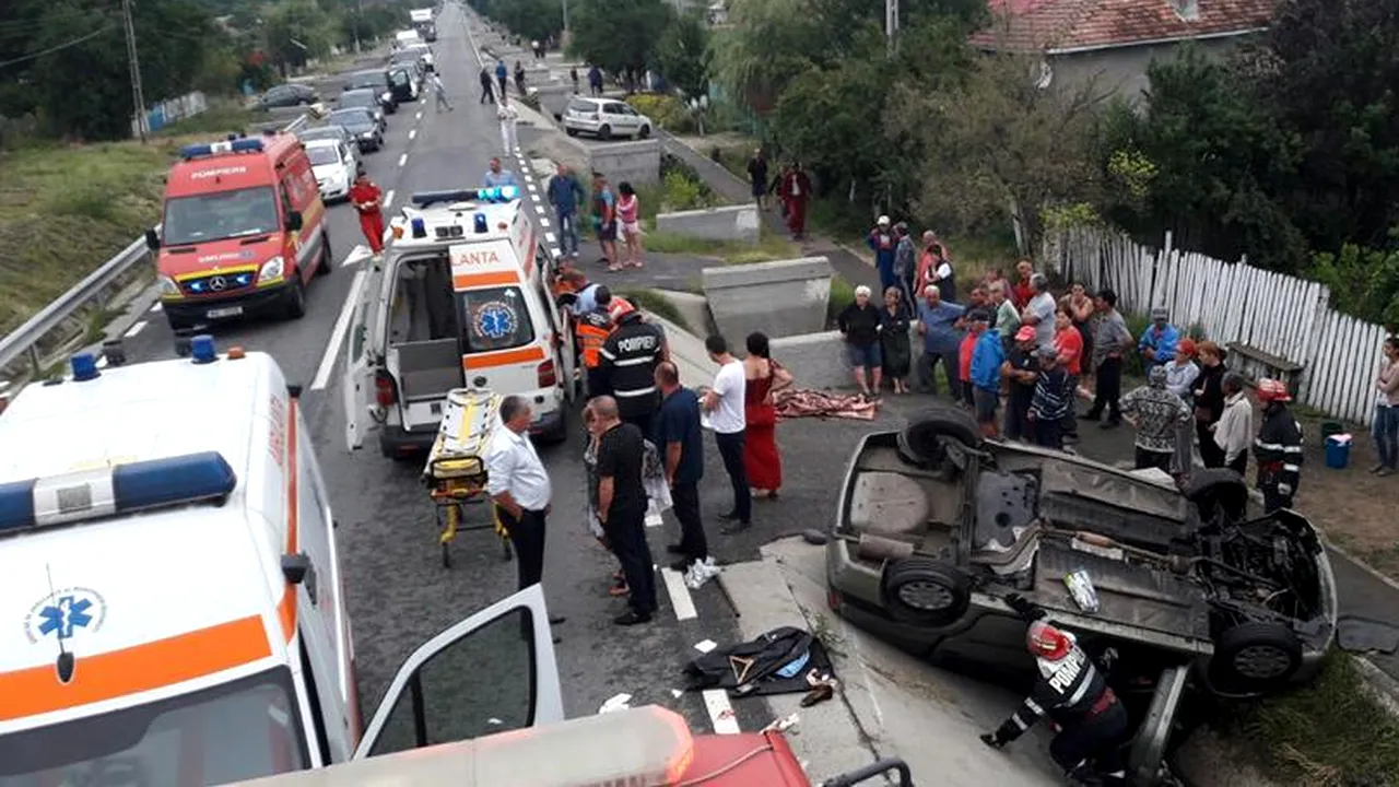 O femeie a murit și alte trei au răni grave, după ce mașina în care se aflau s-a răsturnat. Ce ar fi produs accidentul 