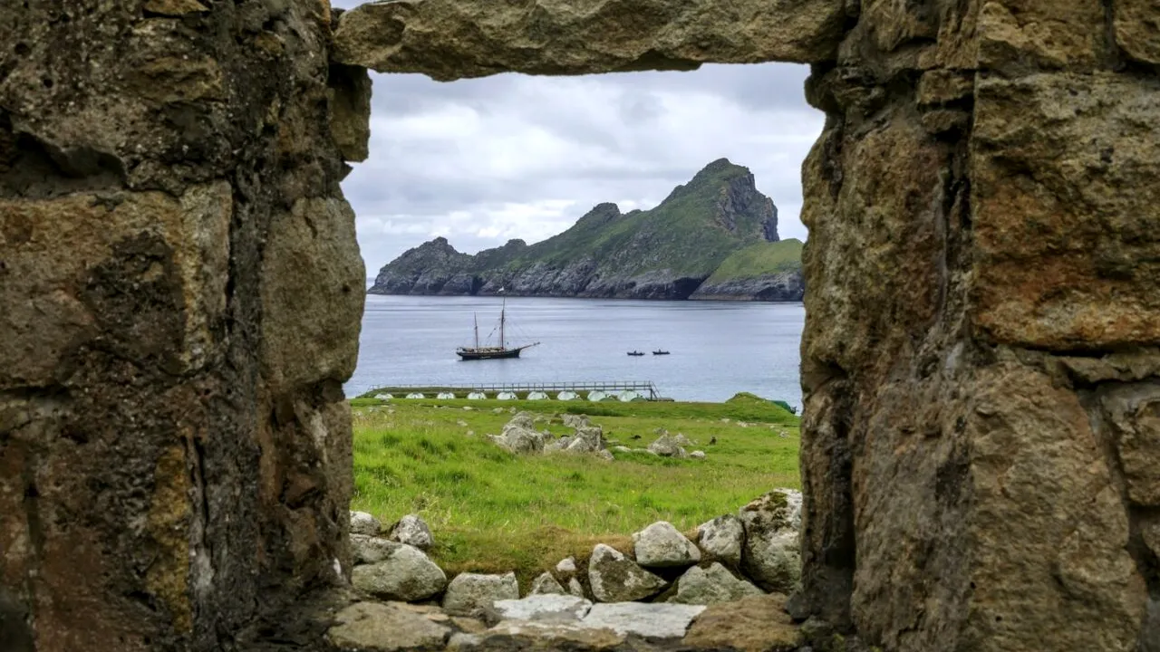 INSULA misterioasă care pare desprinsă din Jurassic Park. A fost părăsită complet de locuitori acum aproape un secol