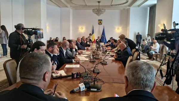 Senatorii din Comisia de Apărare amână pentru a doua oară, cu o săptămână, raportul legii care ar limita mandatele şefilor de servicii la 8 ani