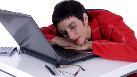 Ultima modă la birou: SOMNUL la locul de muncă. Care companii au DORMITOARE pentru angajați și de ce. Studiu: 99,7% dintre angajații din România suferă de STRES, EPUIZARE sau DEPRESIE