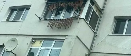 Decorațiuni neaoșe pentru un balcon din Gorj. Cârnați și slănină în loc de beteală și globuri: „Leagănul civilizației moderne