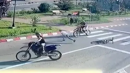 INCREDIBIL! Un puști biciclist, lovit succesiv de doi motocicliști pe o zebră din Baia-Suceava. Copilul a scăpat miraculos, biker-ii s-au evaporat