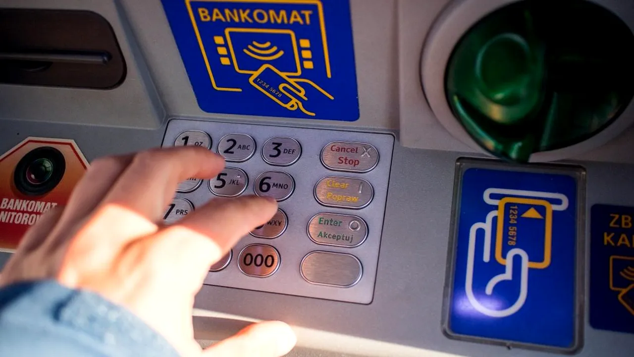 Cum funcționează metoda „ATM-ul ți-a înghițit cardul”, noua tehnică de furt la bancomate chiar sub ochii victimelor