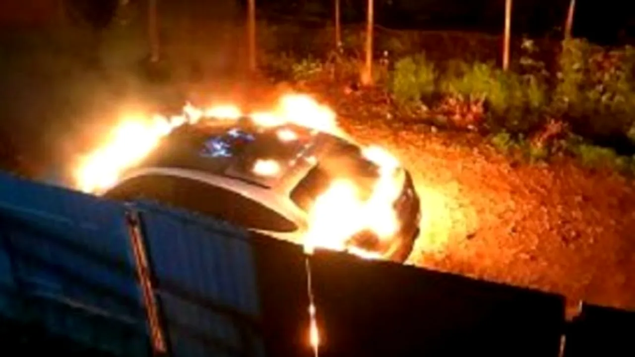 COINCIDENȚĂ DEZASTRUOASĂ. O femeie din Vrancea a incendiat mașina unei cunoscute asistente TV, crezând că este bolidul presupesei amante a soțului