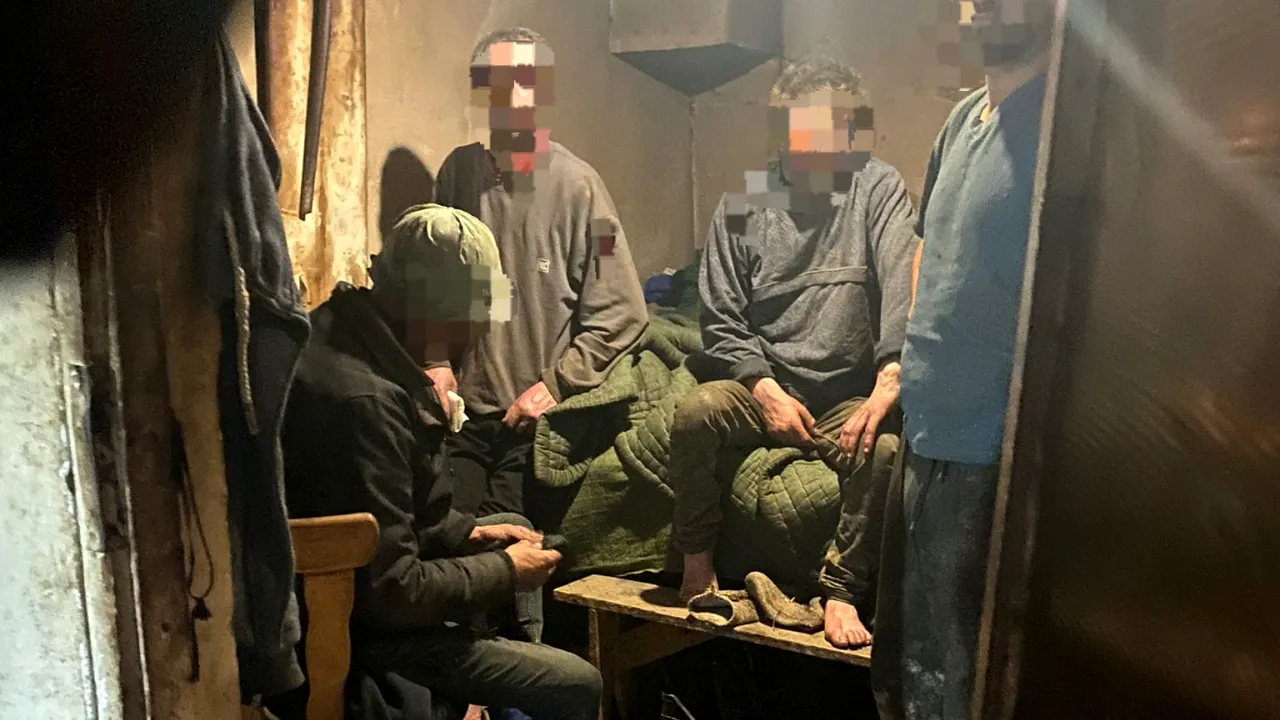 FOTO Bolnavi cu afecțiuni psihice, EXPLOATAȚI să muncească gratis la ferme și pensiuni. Erau obligați să trăiască în condiții inumane în barăci mizere