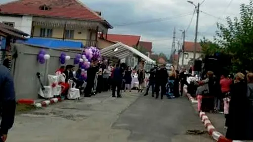 Tupeu uriaș pentru o famillie de romi din Târgu-Jiu: a pus cortul în stradă pentru logodna a doi copii. Ce s-a întâmplat după ce vecinii au chemat poliția