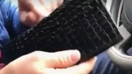 Un tânăr din Slatina a găsit pe stradă o geantă plină cu bani și acte. Filmul pe care l-a postat imediat pe Facebook