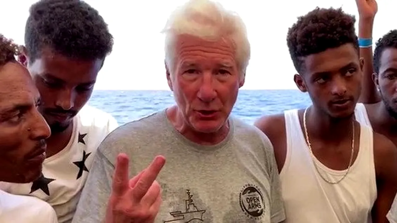 Richard Gere a urcat, în semn de protest, pe un vapor cu refugiați blocat de opt zile pe Mediterana - VIDEO