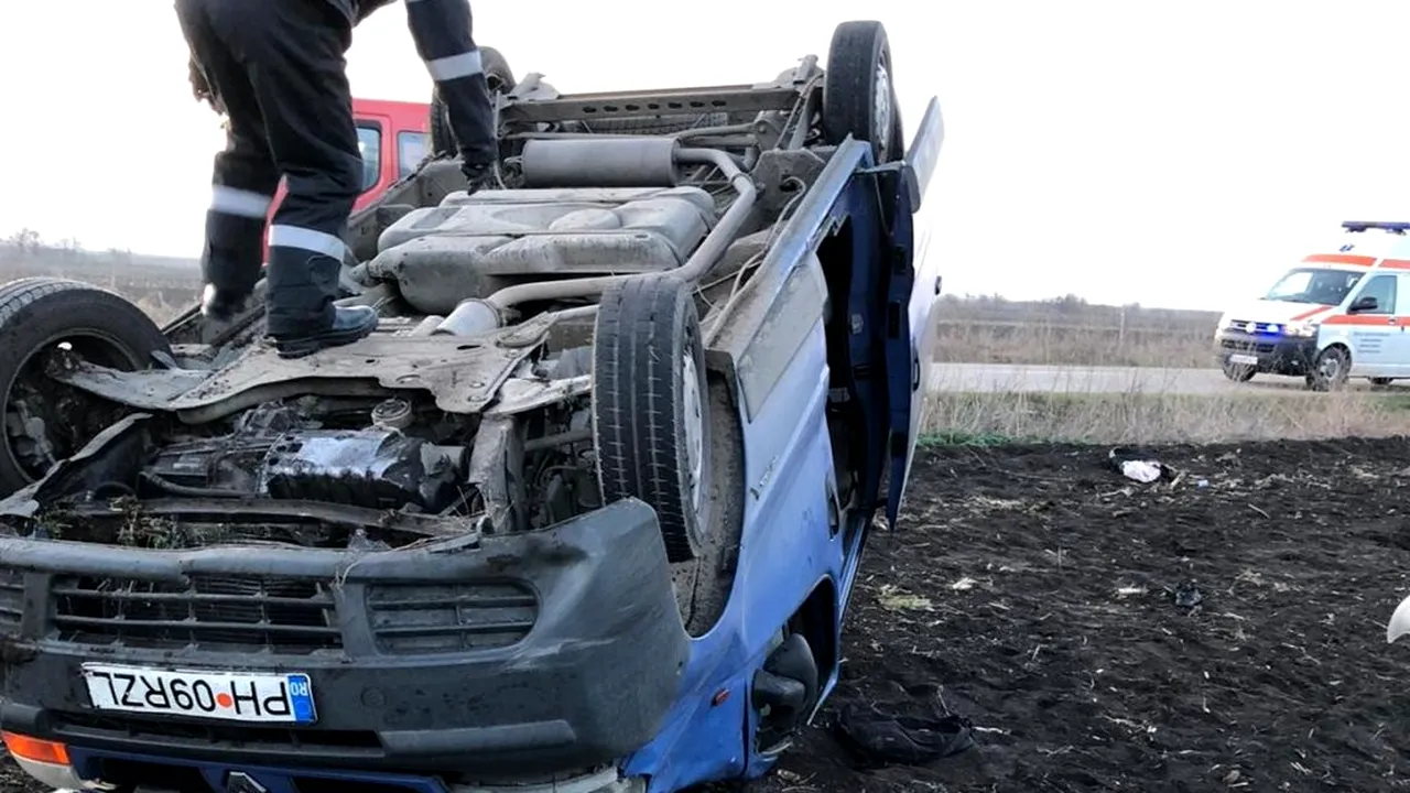 FOTO. Accident cumplit, cu 9 victime. Un microbuz s-a răsturnat pe câmp, șoferul a scăpat neatins