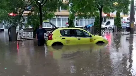 A fost rupere de nori, marți seară, în Craiova. O stradă s-a surpat, în urma ploii torențiale (FOTO-VIDEO)