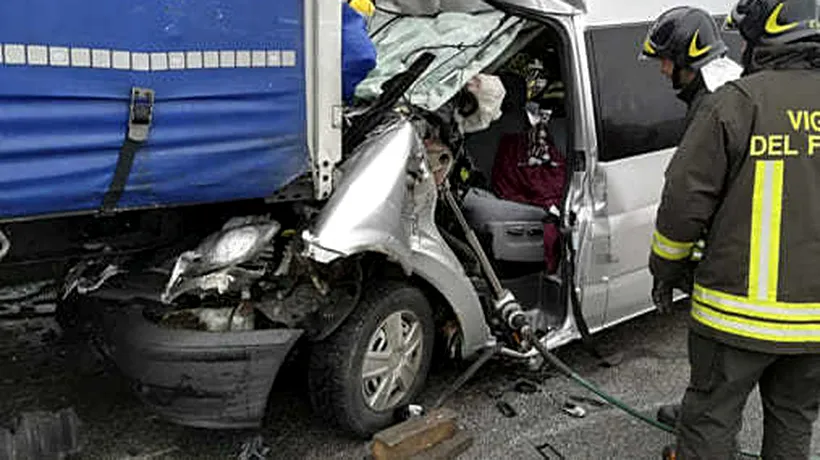 Trei români, răniți în Italia, după ce microbuzul în care se aflau a lovit un camion