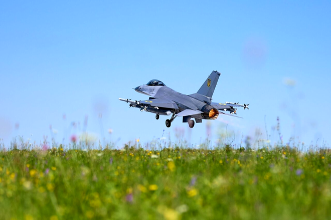 Ucraina și-a mărit aviația militară cu două avioane F-16 de fabricație americană. Sursa Foto: Volodimir Zelenski, Facebook 