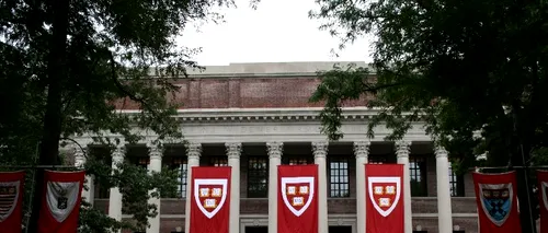 Cum au fost sancționați peste 100 de studenți la Harvard care au fost prinși copiind