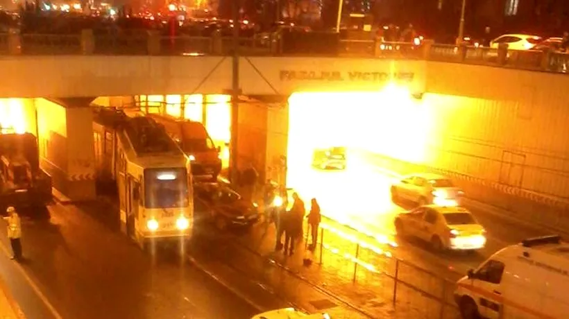 GALERIE FOTO a accidentului grav de aseară, din Pasajul Victoriei. Un tramvai a deraiat, după ce a lovit o mașină care a încercat să întoarcă la ieșirea din pasaj