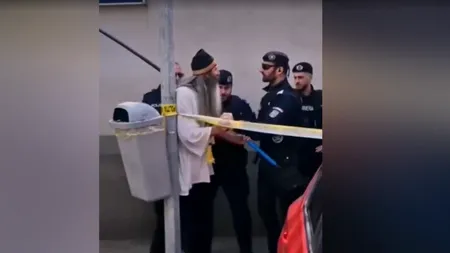 „Stegarul Dac”, dus cu CĂTUȘE la poliție după ce a fost recalcitrant și a amenințat forțele de ordine la un protest din Piața Constituției