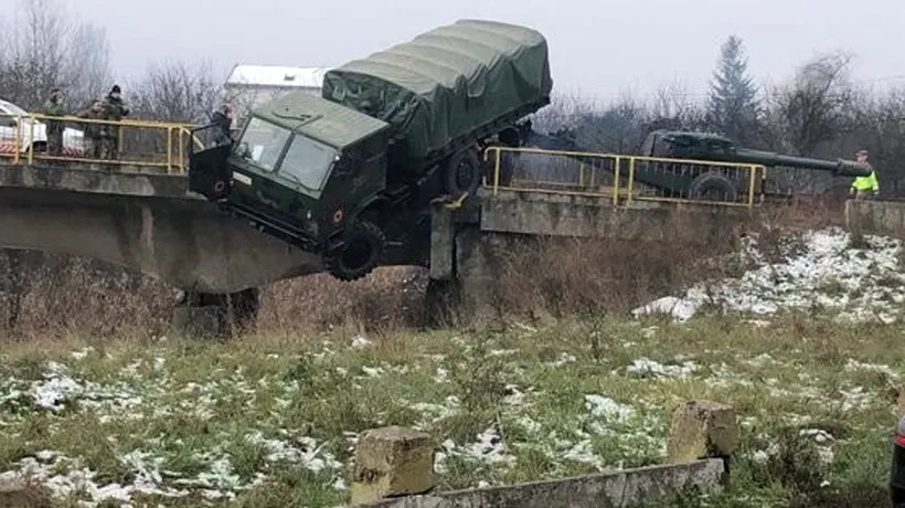 Un camion militar a fost la un pas să cadă de pe un pod la ieșirea din Dej, în urma unui accident 
