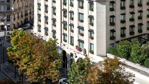 Hotel de lux din Paris, jefuit. Hoții au furat bijuterii în valoare de 100.000 de euro