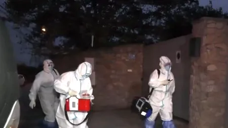 Mascații au intrat în casa fostului adjunct al IPJ Bihor, după ce acesta i-a organizat fiului său o nuntă cu 350 de invitați, în plină pandemie. Soția ex-polițistului a făcut un atac de panică. Ambulanța a sosit rapid la fața locului. FOTO