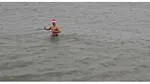 Românii serbează Crăciunul cu o baie în Marea Neagră. Apa rece ca gheața nu i-a intimidat pe temerari