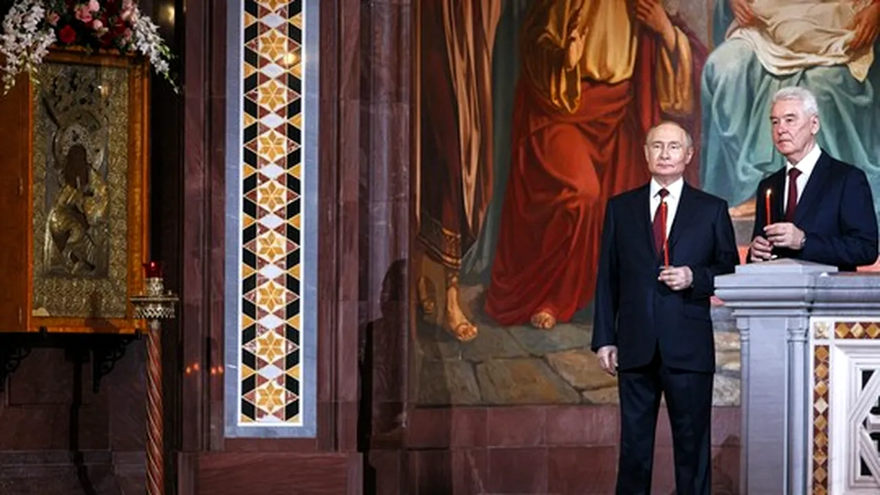 Cum a mers Vladimir Putin la slujba de Paşte. Patriarhul Kirill a cerut ca „pacea să poată fi stabilită în vastele întinderi ale Rusiei istorice”