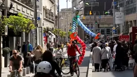 Calea Victoriei, invadată în acest weekend de mimi, arlechini, animatori pe picioroange și păpuși uriașe