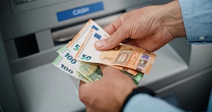 Restricții în Grecia. Plățile în numerar sunt limitate la 500 de euro. Ce se întâmplă cu amenzile