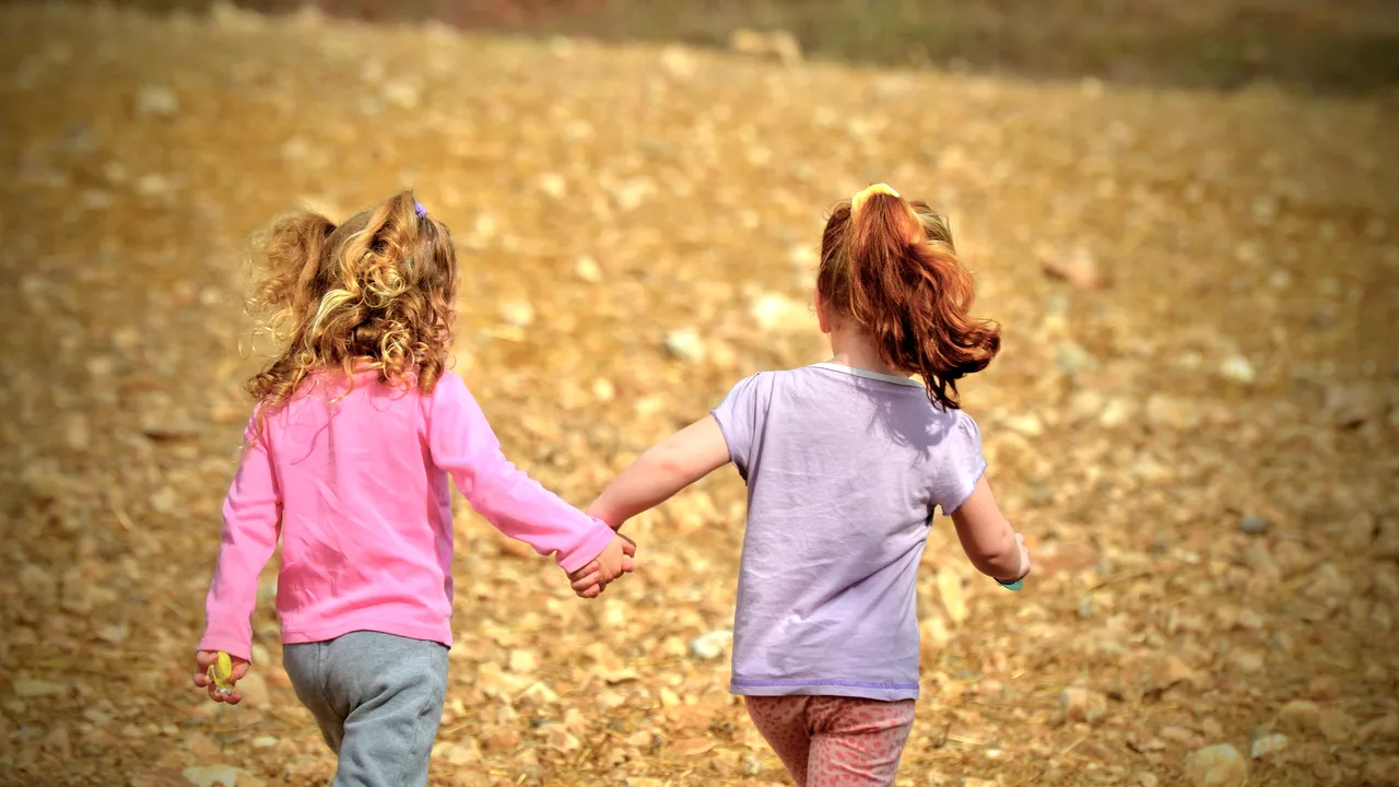 Caz GRAV de neglijență: Mamă de 26 de ani, audiată după ce copiii ei au fost găsiți pe un câmp, abandonați