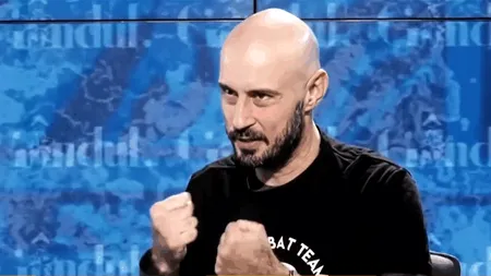 Motociclistul care l-a făcut knock-out pe Mircea Badea povestește detaliile neștiute ale înfruntării. 