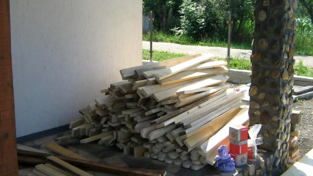 A angajat niște ''meseriași'' să îi facă un gard și două porți, însă va regreta amarnic decizia. ''Azi au venit cu vestea cea 'bună'''