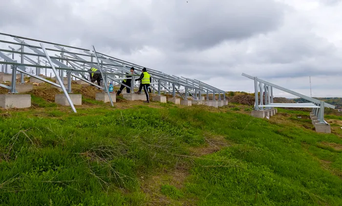Parc fotovoltaic pe locul unei foste gropi de gunoi din Galați. Cât costă proiectul finanțat din Fondul pentru Modernizare