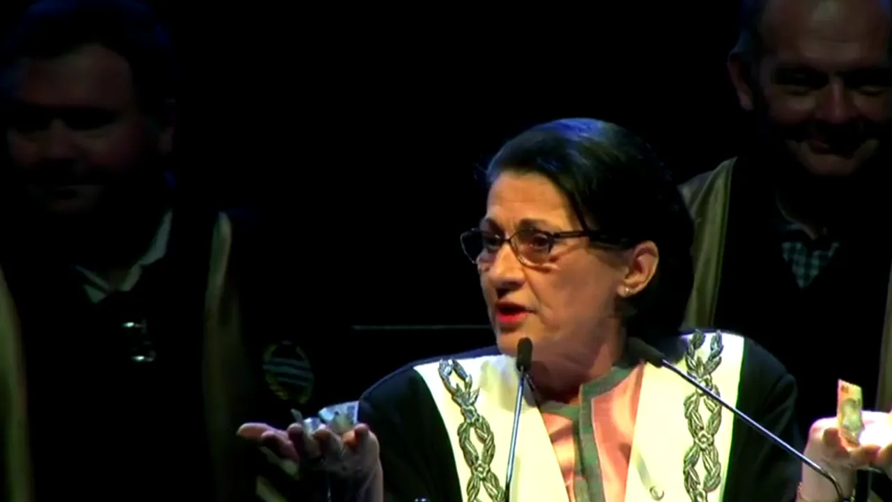 Andronescu a mototolit două bancnote în fața absolvenților pentru a le demonstra valoarea: Una e de 100 de lei, alta e de 10 lei și vreau să vă întreb dacă le vreți