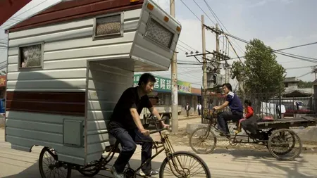 Obosit de atâta pedalat, un artist din Boston a găsit o soluție inedită pentru a se odihni și a călători mai ieftin