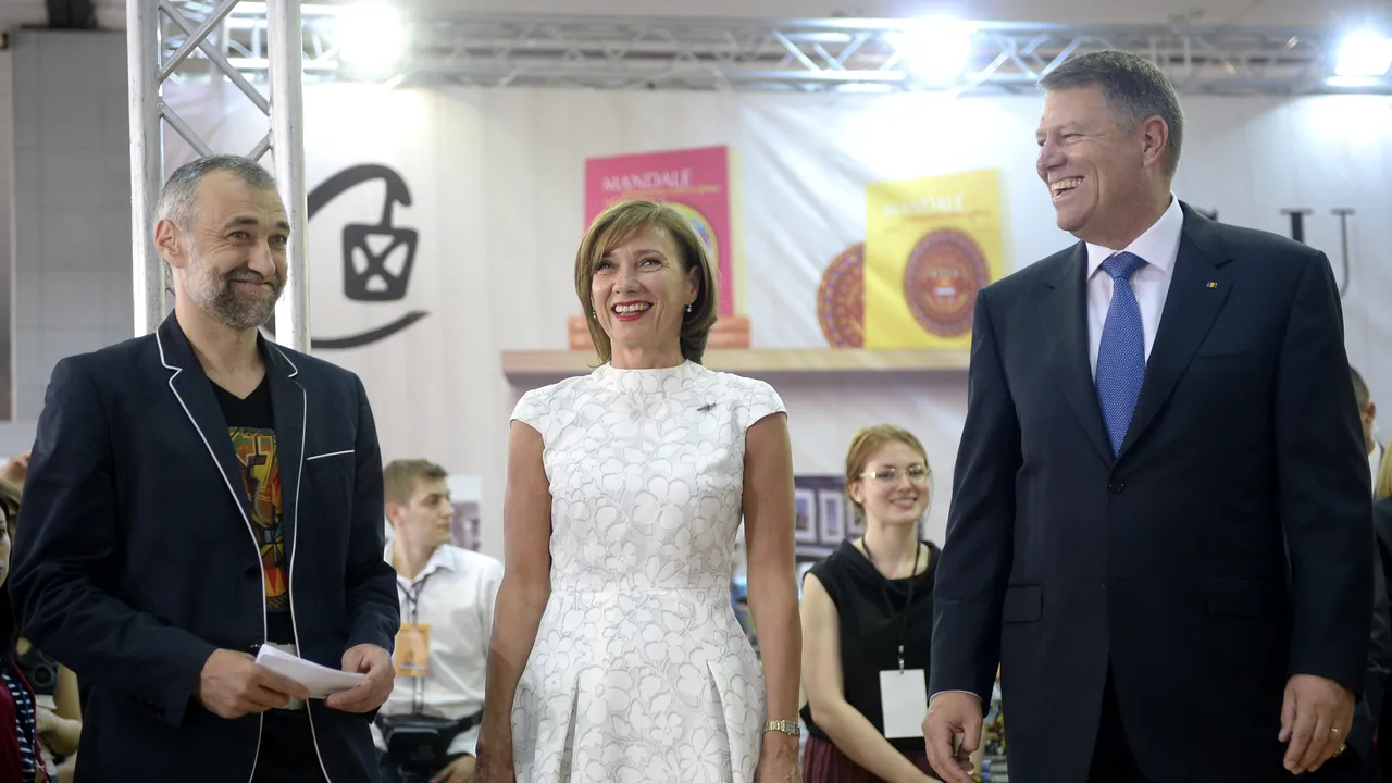 Ce nu s-a văzut la televizor în timpul lansării cărții lui Klaus Iohannis. Cine a intrat peste rând să ia autograf. GALERIE FOTO