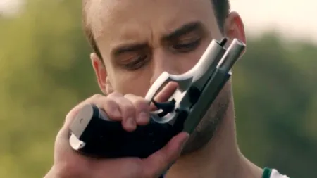 Arme de foc LA LIBER și FĂRĂ CURSURI DE INSTRUIRE pentru demnitari și diplomați. Un deputat liberal a descoperit ce lipsește românilor