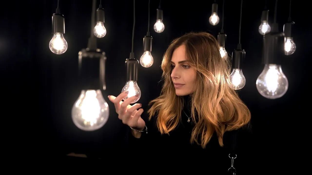 Metode inedite recomandate de specialiști pentru FACTURI mai mici la electricitate și la căldură, fără a recurge la economisire