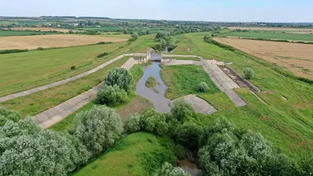 „Apele Române” reglementează CONCESIONAREA terenurilor pentru proiecte de producere a energiei regenerabile. Cât este și cum se împarte redevența