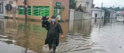 Mai multe străzi din Galați, inundate de o ploaie torențială. Orașul se află sub cod portocaliu de vremea rea (VIDEO)