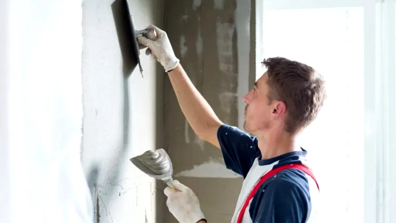 Ce a pățit o gospodină după ce a angajat un ZIDAR să-i tencuiască bucătăria: „Dacă te culci cu mine...”