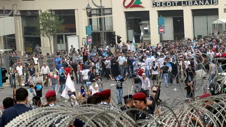 FOCURI DE ARMĂ în BEIRUT. Baraje rutiere și bărbați înarmați blochează accesul în cartiere sunnite din Beirut. 