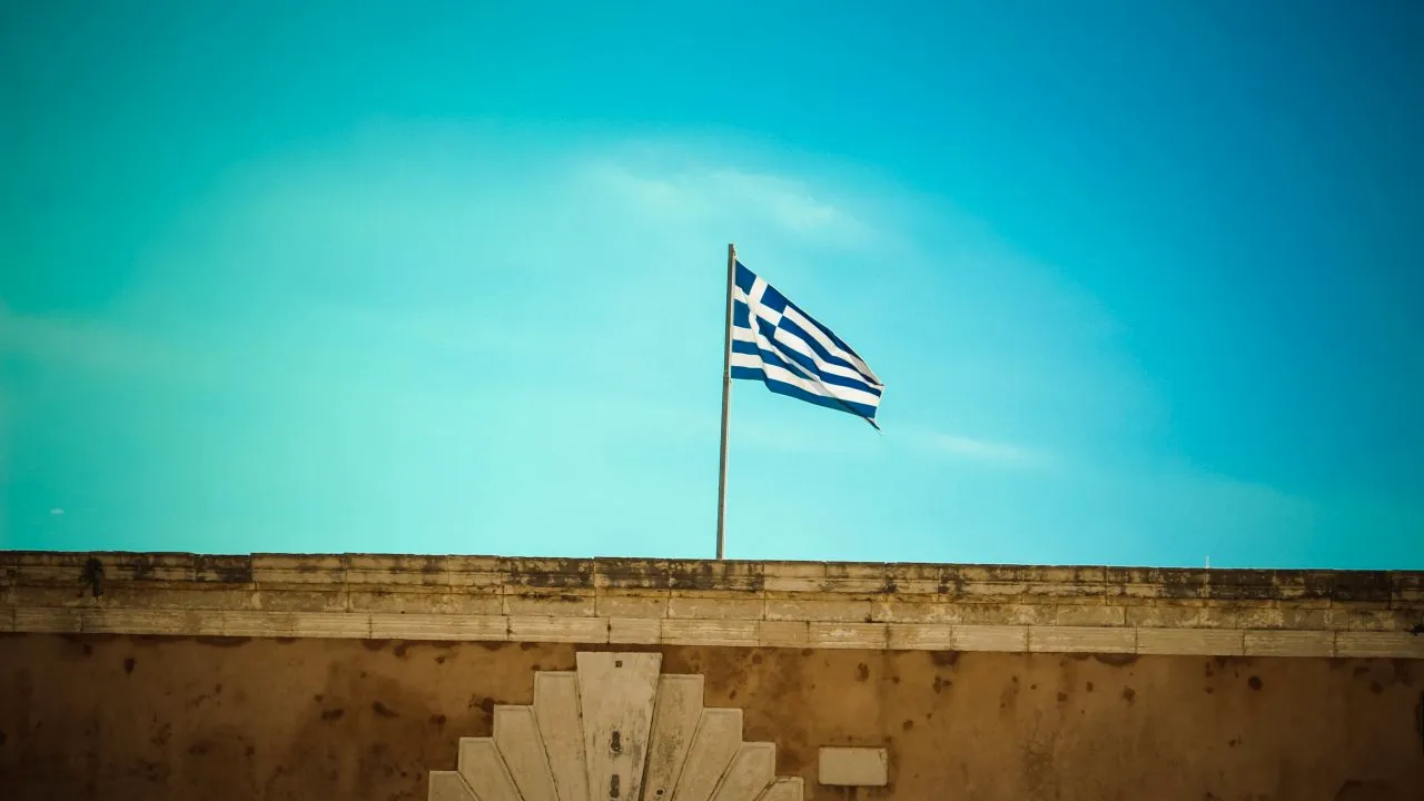 Funcționarii publici care nu dețin certificat verde Covid vor fi amendați cu 300 de euro pe săptămână de autoritățile elene