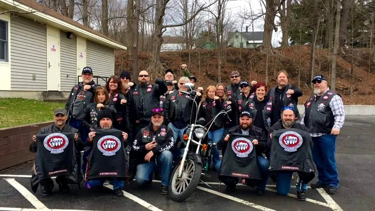 BIKERI cu SUFLETE de ÎNGERI | Sunt bărbați foarte duri și pe unii chiar în sperie, dar fac un gest umanitar care a emoționat o lume întreagă: Motocicliștii care îi sprijină pe copii în instanță atunci când își înfruntă abuzatorii - FOTO