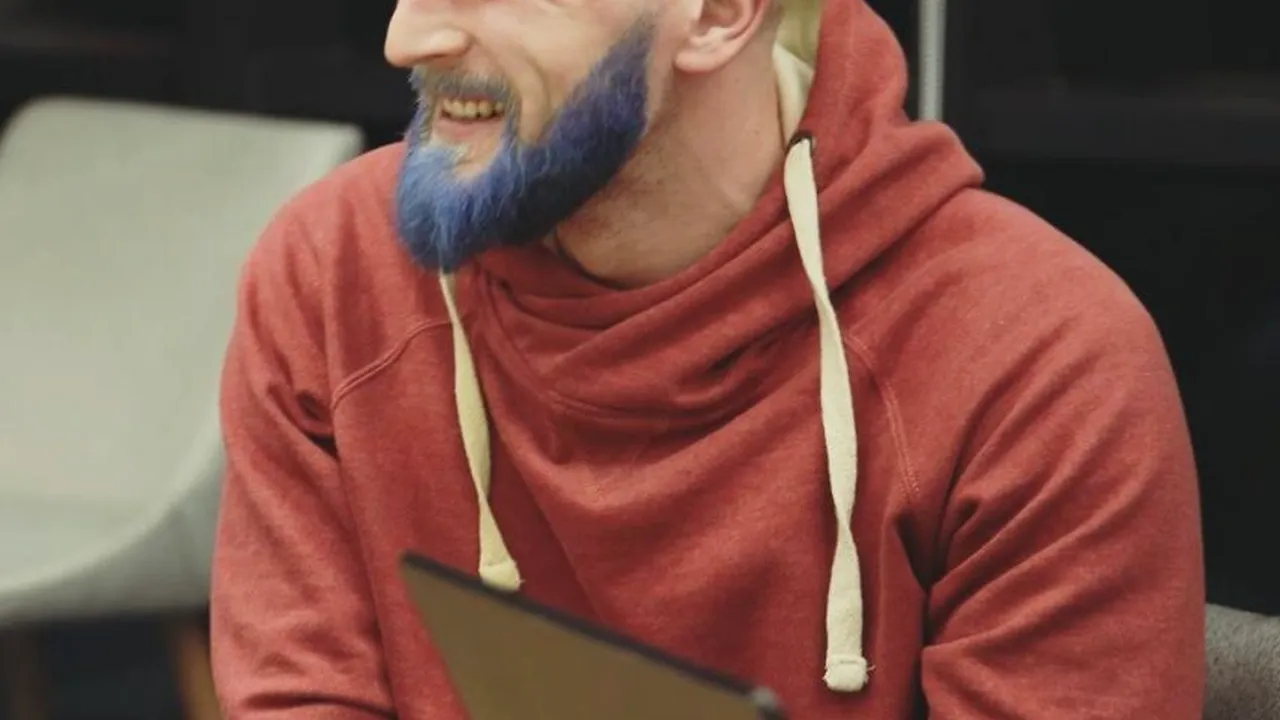 Și-a vopsit barba albastră deși e profesor de matematică! Gestul neașteptat era o promisiune față de elevi: Dacă mai mult de jumătate de clasă va obține note de 9 și 10 la test...