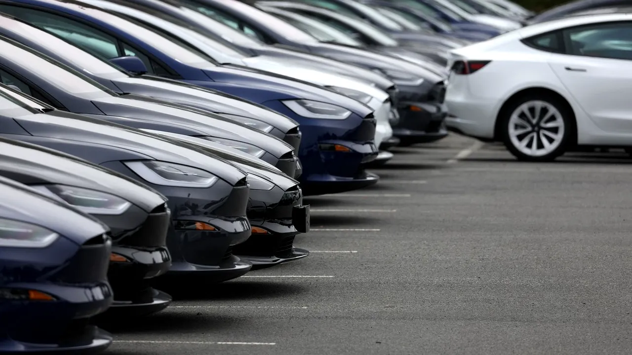 Tesla cheamă în service peste două milioane de mașini, pentru a remedia funcții ale sistemului de pilot automat