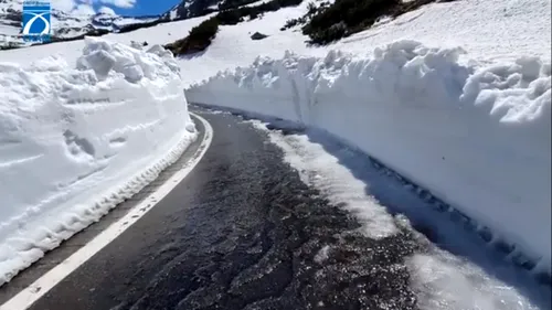 Zăpadă de 6 metri pe Transfăgărășan. Autoritățile intervin pentru deszăpezire | VIDEO