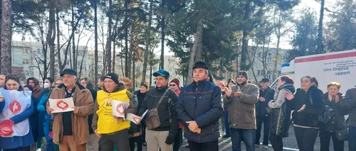 200 de angajați și foști pacienți au protestat în curtea spitalului din Orșova | VIDEO