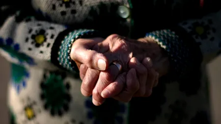 Bătrână aflată în izolare, cercetată penal după ce a ieșit să își cumpere de mâncare. Femeia a mâncat zile întregi doar zahăr