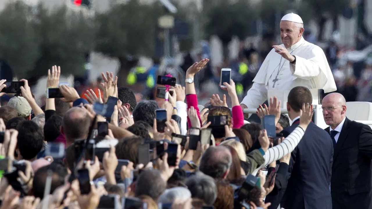 Decizie istorică a Bisericii Catolice. Papa Francisc permite preoților să ierte femeile care au făcut avort 

